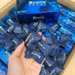 Nhiều viên Kẹo sâm Xtreme Candy chính hãng Mỹ trên lòng bàn tay cùng các hộp sản phẩm - Nhà thuốc Trung Thắng