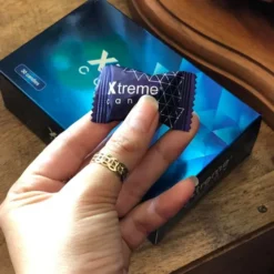 Viên Kẹo sâm Xtreme Candy chính hãng Mỹ cầm trên tay bên cạnh hộp sản phẩm - Nhà thuốc Trung Thắng