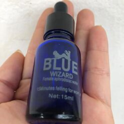 Chai dung dịch Blue Wizard chính hãng Tây Ban Nha màu xanh cầm trên tay - Nhà thuốc Trung Thắng