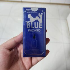 Hộp Blue Wizard chính hãng Tây Ban Nha màu xanh cầm trên tay - Nhà thuốc Trung Thắng