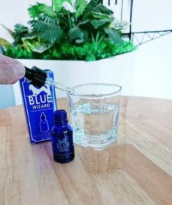 Nhỏ giọt Blue Wizard chính hãng Tây Ban Nha vào ly nước minh họa cách dùng - Nhà thuốc Trung Thắng