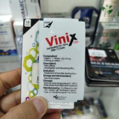 Tem ngậm Vinix chính hãng Hàn Quốc hộp cầm trên tay trong quầy thuốc - Nhà thuốc Trung Thắng
