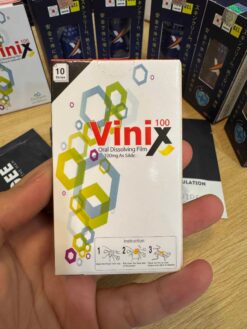 Tem ngậm Vinix chính hãng Hàn Quốc cầm trên tay cận cảnh hộp 10 strips - Nhà thuốc Trung Thắng