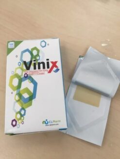 Tem ngậm Vinix chính hãng Hàn Quốc hộp và gói tem đặt trên mặt bàn gỗ - Nhà thuốc Trung Thắng