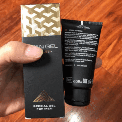 Cầm trên tay hộp và tuýp Titan Gel Vàng Gold chính hãng Nga dung tích 50ml - Nhà thuốc Trung Thắng