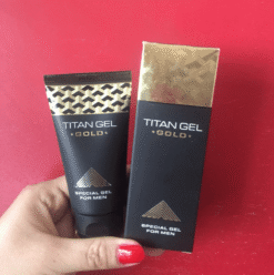 Tuýp Titan Gel Vàng Gold chính hãng Nga cầm trên tay cạnh hộp giấy - Nhà thuốc Trung Thắng