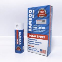 Chai xịt Bamboo Delay chính hãng đặt bên cạnh hộp nền trắng - Nhà thuốc Trung Thắng