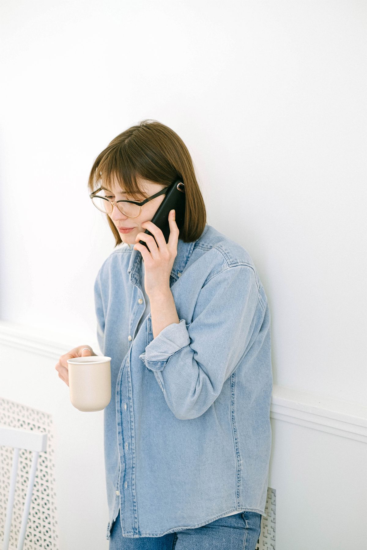 Khách hàng gọi điện tư vấn sức khỏe riêng tư kín đáo qua điện thoại