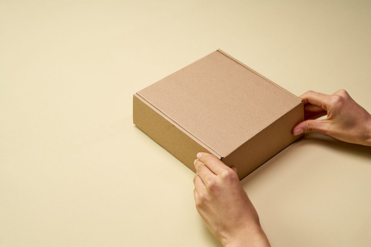 Khách hàng mở hộp hàng kín đáo kiểm tra sản phẩm trước khi thanh toán COD